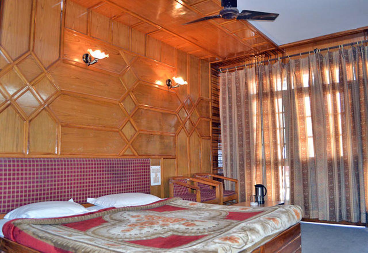 Hotel Radhe Continental Найнитал Экстерьер фото